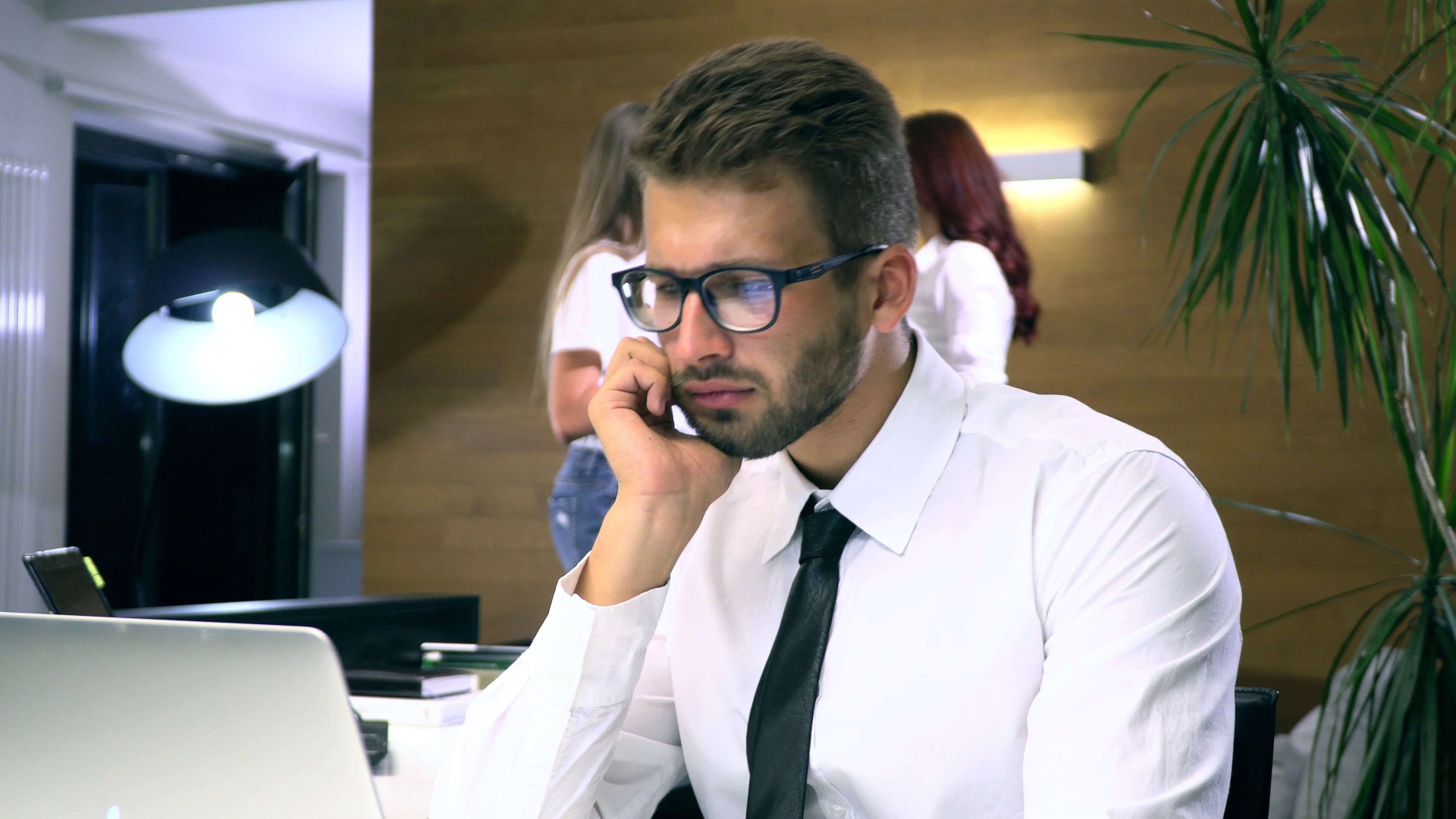 What does a business broker do